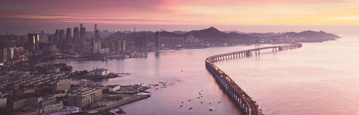 夕阳下的大桥；图片用在汇丰中国私人银行业务关于汇丰私人银行页面。