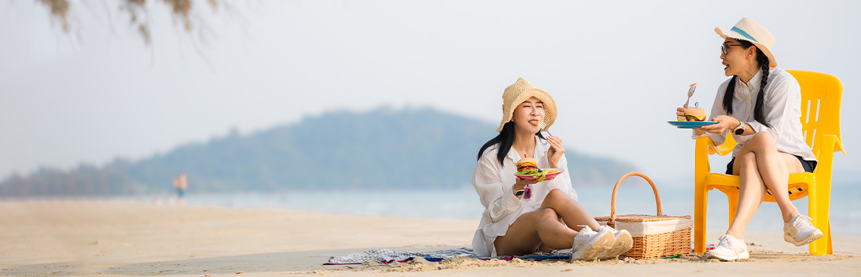 年轻女子们露天野餐；图片用于海外生活