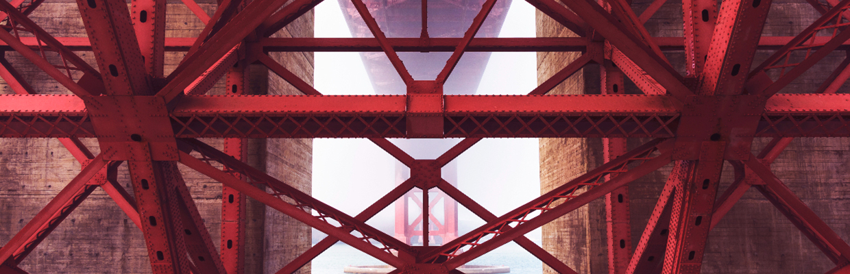 金门大桥下的景色；图片用在汇丰中国私人银行业务联系我们页面。
